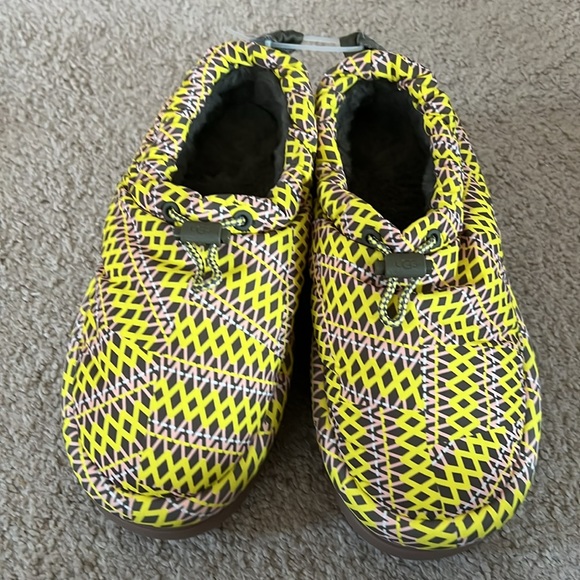 UGG Women’s Maxi Heritage Braid Clog - Picture 9 of 16